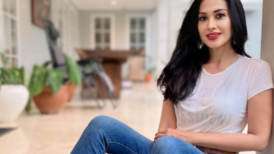 Diah Permatasari adalah aktris asal Solo yang terkenal lewat perannya dalam film horor