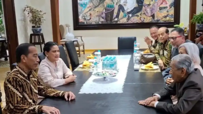 Mantan Presiden RI Joko Widodo dan sang istri, Iriana berbincang dengan eks Perdana Menteri Malaysia