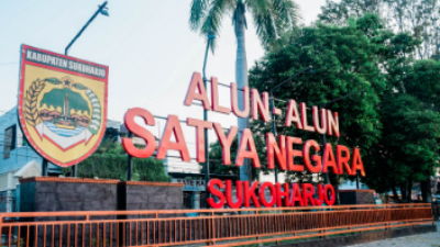 Alun-alun Sukoharjo pada awalnya adalah sebuah hutan kota