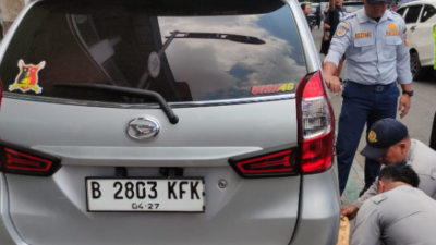 Dishub Solo Segel Enam Mobil yang Parkir Sembarangan di Sekitar Pasar Gede