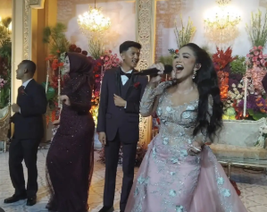 Krisdayanti tampil memesona