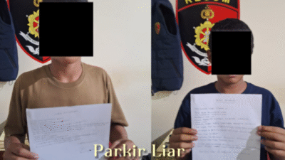 Petugas kepolisian mengamankan