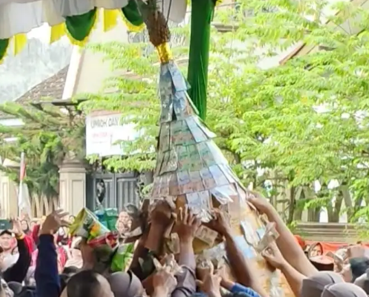 Kemeriahan Kirab Grebeg Pakujoyo di Sukoharjo