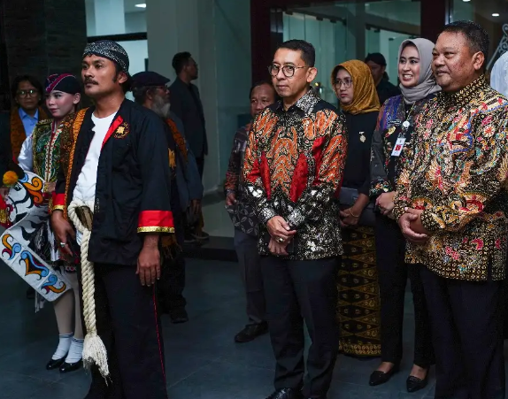 Fadli Zon Menerima Penghargaan dari UNS Solo