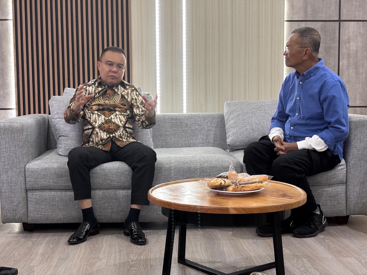 Sufmi Dasco memberikan pernyataan soal pendaki asal Brasil di Kantor Disway.