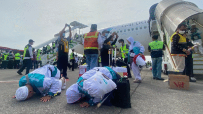 Setibanya di Bandara Adi Soemarmo, Jemaah Haji dari Purbalingga Langsung Lakukan Sujud Syukur