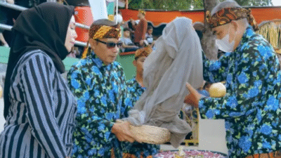 Bupati Sigit Pamungkas turut serta dalam tradisi