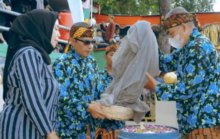 Bupati Sigit Pamungkas turut serta dalam tradisi