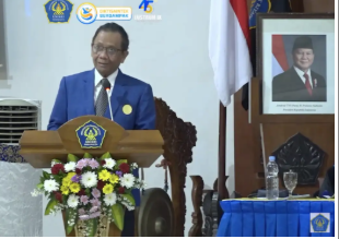 Mahfud Md Menyampaikan Orasi Ilmiah