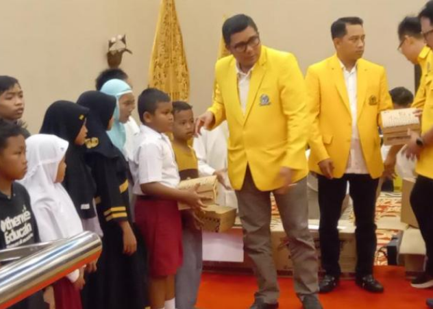 DPD Golkar Jateng Menyalurkan Sepatu