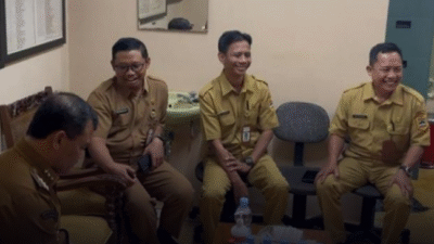 Gubernur memberikan perhatian pada pekerjaan