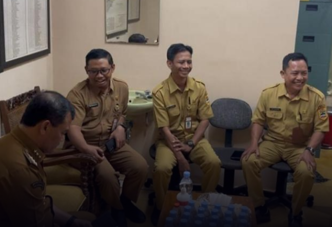 Gubernur memberikan perhatian pada pekerjaan