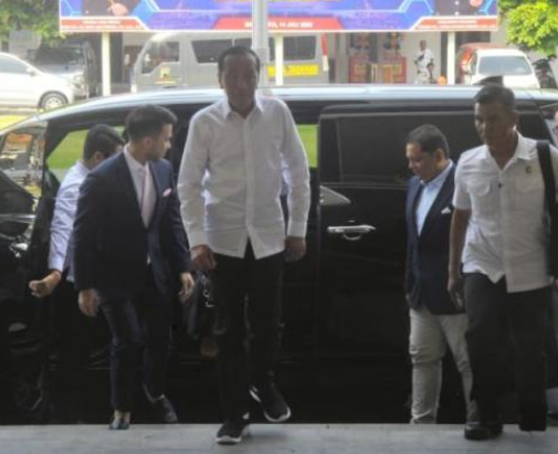 Jokowi memberikan ijazah asli