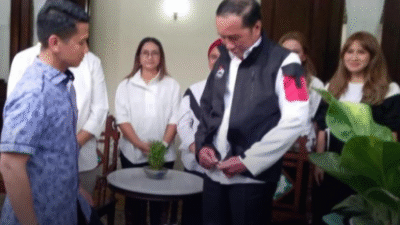 PSI memberikan jaket dengan gambar gajah