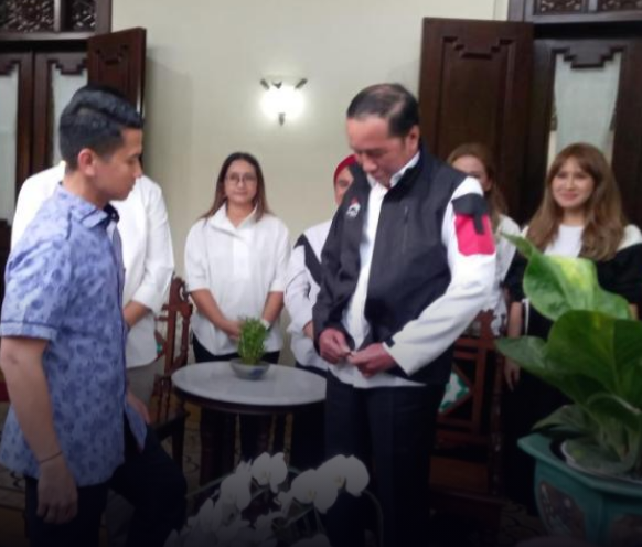 PSI memberikan jaket dengan gambar gajah