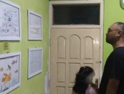 Seorang bapak sedang melihat lukisan dari karya anaknya saat Pameran Seni Rupa di Rumah Utik, Pecabean, Pangkah, Kabupaten Tegal.