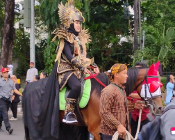 Menggunakan Artwear & Berkuda, Wawali Astrid Widayani