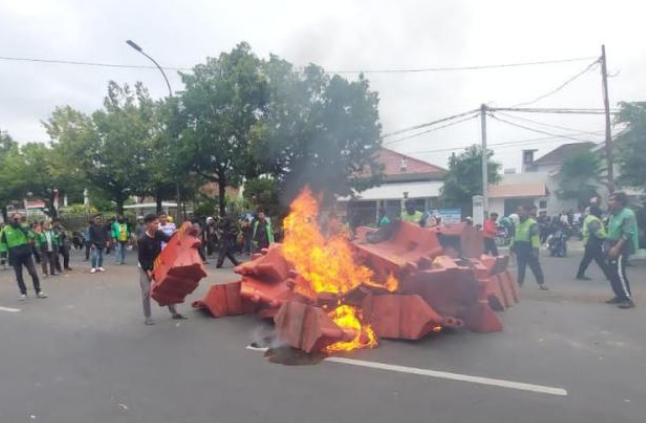 Aksi Ojol Solo di Markas Brimob Batalyon C