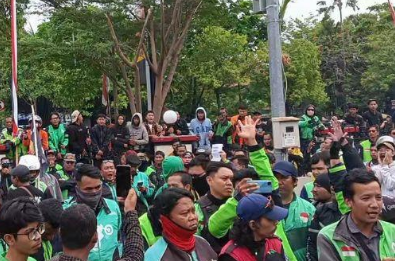 Ribuan sopir ojol menggelar aksi