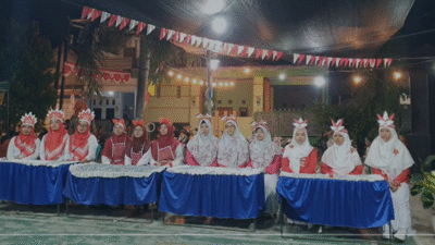 Ibu-ibu Dawis di lingkungan RW 07 Pedagangan sedang mengikuti Lomba Arisan Kebangsaan.