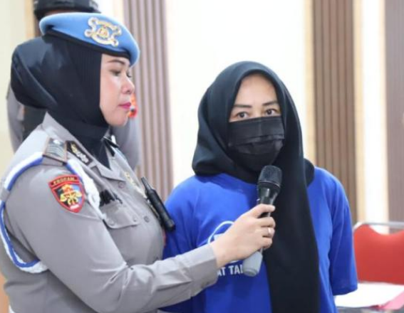Wanita ini diduga menggelapkan 1.590 daster