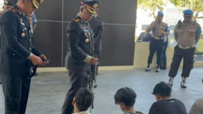 Polisi Menangkap 13 Pemuda yang Mabuk