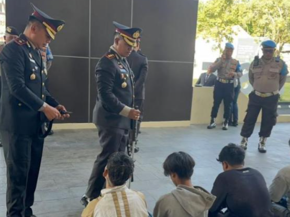 Polisi Menangkap 13 Pemuda yang Mabuk