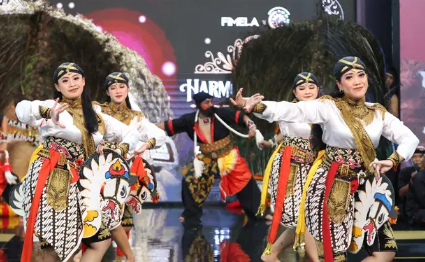 Wastra Nusantara Secara Resmi Menjadi Dress Code