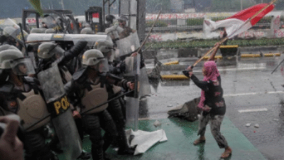 Emak-emak Berjilbab Pink