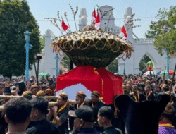 Acara Grebeg Maulud Dihadiri Ribuan Warga, Gunungan Keraton Solo Ludes dan Menjadi Rebutan