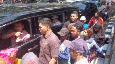 Jokowi Memberikan Bantuan