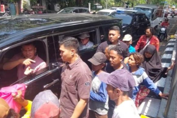 Jokowi Memberikan Bantuan