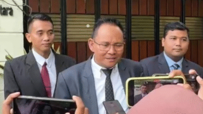 Dua lulusan UGM menggugat ijazah