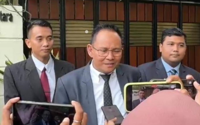 Dua lulusan UGM menggugat ijazah