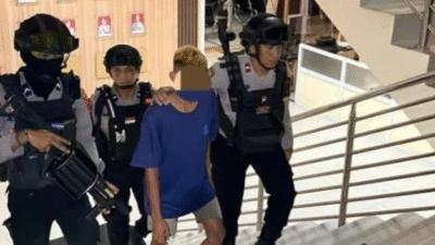 Polisi Menangkap Pemuda Karanganyar