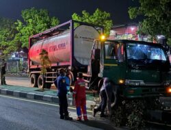 Truk Tangki Bahan Kimia Meluncur Sendiri dan Nabrak Jalan