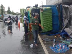Kecelakaan Tunggal di Jalan Jogja-Solo: Truk Muatan Galon Air Mineral Terguling