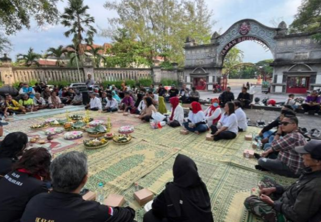 Warga Mendesak Polisi Menyelidiki