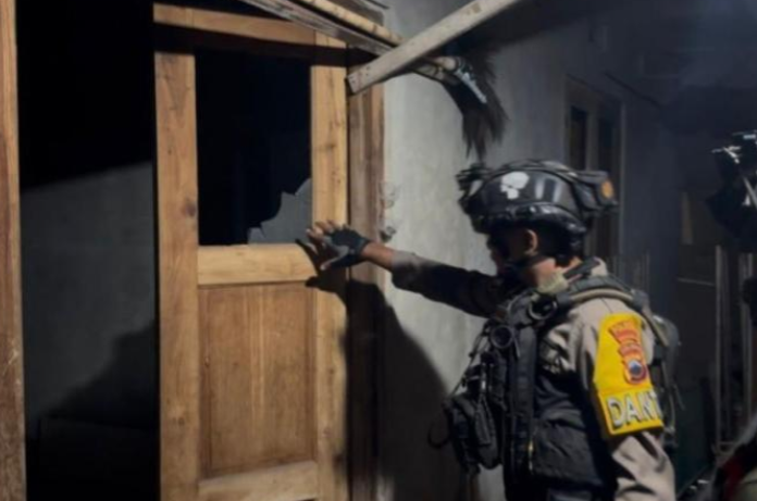 Pemuda Ngamuk Merusak Rumah