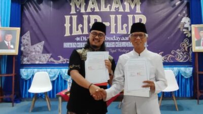Ketua DKD-KT Firman Haryo Susilo SPsi dan Rektor Universitas Bhamada Slawi Dr Maufur menunjukan hasil penandatanganan Memorandum of Agreement (MoA), Selasa (1/10).