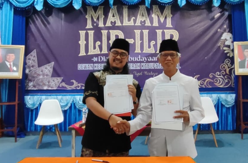 Ketua DKD-KT Firman Haryo Susilo SPsi dan Rektor Universitas Bhamada Slawi Dr Maufur menunjukan hasil penandatanganan Memorandum of Agreement (MoA), Selasa (1/10).