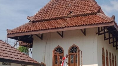 Pemugaran Makam Lengkap dengan Lantai Marmer dan Tambah Plafon