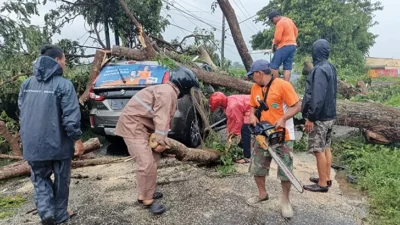 Angin Kencang di Klaten, Atap Terbang & Dua Tower SUTT Roboh