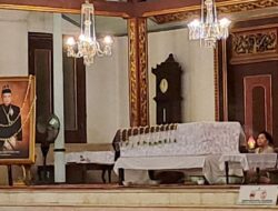 Joko Widodo Turut Salat Jenazah dan Mendoakan Paku Buwono XIII di Keraton
