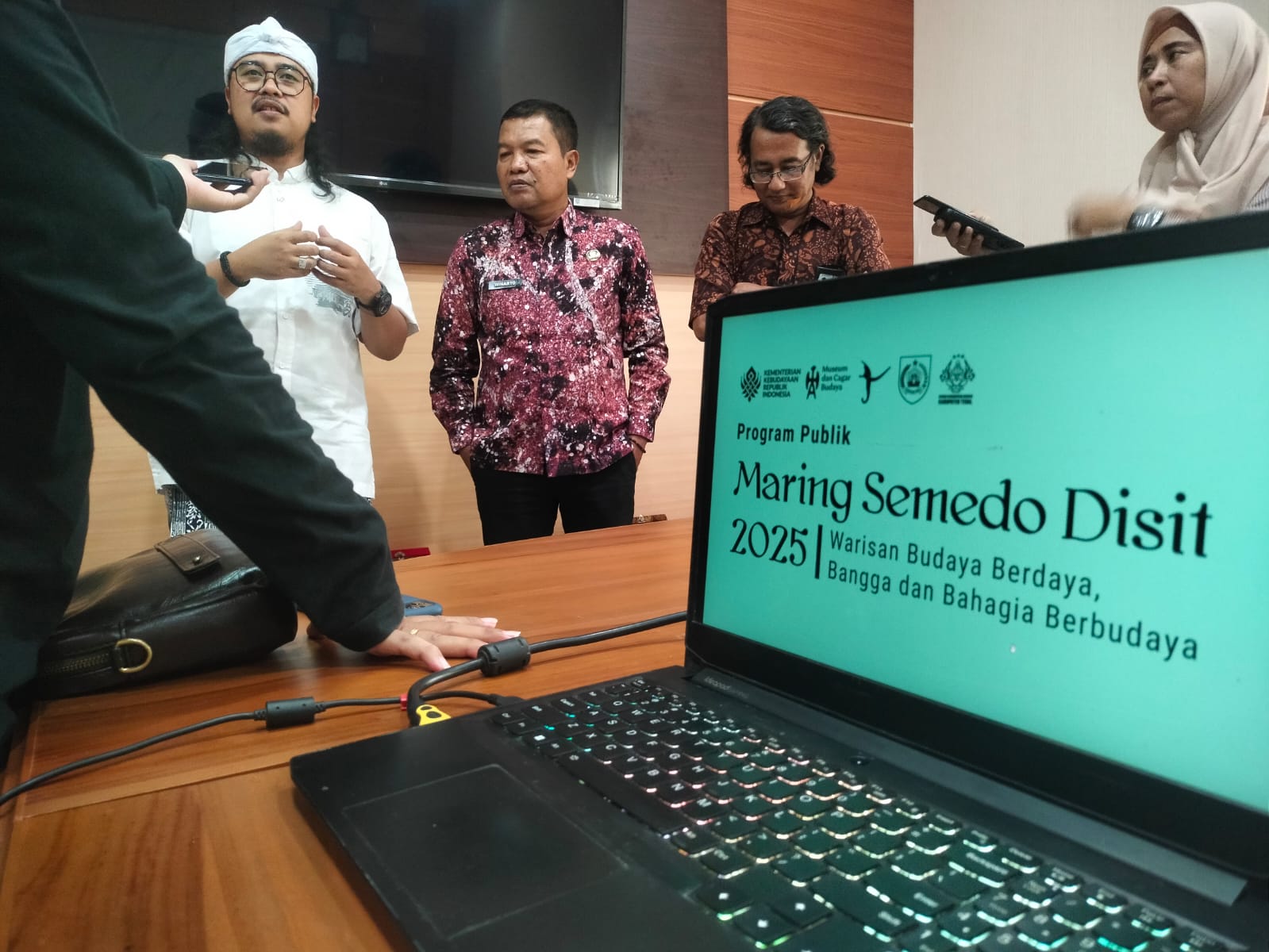 Ketua DKDKT Ki Firman Haryo Susilo (kiri), Plt Kepala Dikbud Kabupaten Tegal Winarto (tengah) dan Kepala Unit Museum Semedo Gatut Eko Nurcahyo saat diwawancara sejumlah awak media soal Museum Semedo