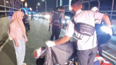 Di Overpass Manahan, Motor Bertabrakan dengan Xpander