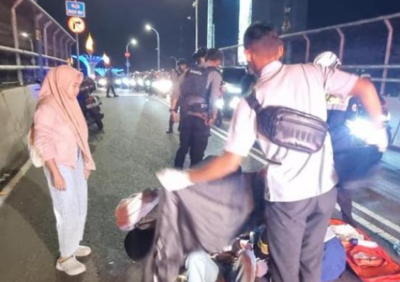 Di Overpass Manahan, Motor Bertabrakan dengan Xpander