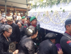 Ritual Adat Yang Memulai Perjalanan Jenazah PB XIII dari Keraton Solo