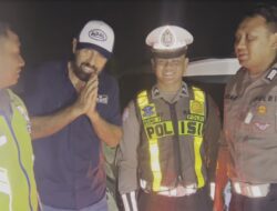 Layanan PAMAPTA 110 Bantu WNA Asal Irak Alami Pecah Ban, Anggota Polres Tegal Langsung Sigap Gerak Cepat