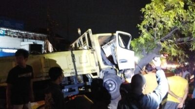 Kijang Rem Mendadak Karena Motor Menyeberang, Dua Truk Ikut Terlibat